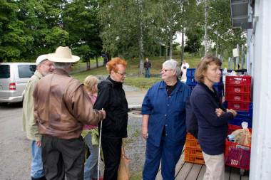 Kassajono ulottui pihalle asti